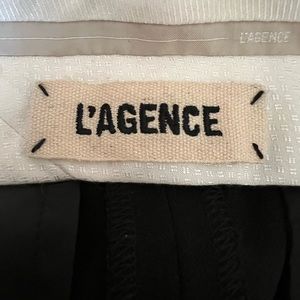 Classic wide legs pants in black.